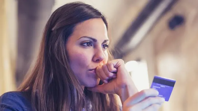 Mujer con tarjeta de crédito