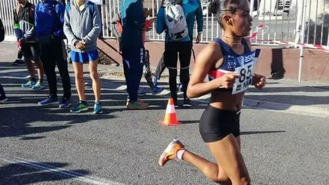 ዝናሽ ቀንዲ እትፍለጠሉ፡ ኣብቲ ናይ ዲ ሰናርት ዝበሃል ማራቶን ንሰለስተ ጊዜ ብምዕዋታ እዩ