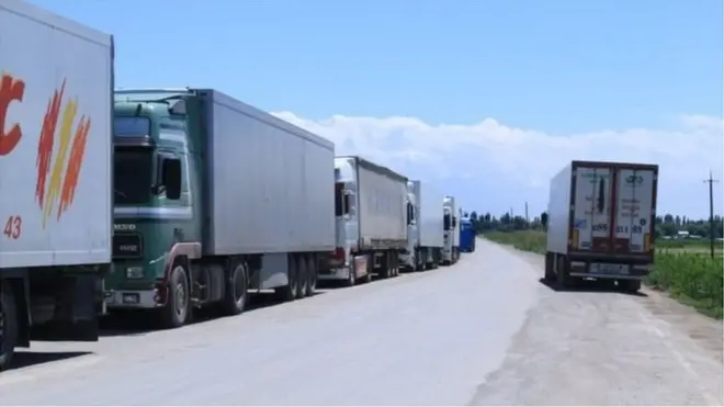 Оор жүк ташуучу эң жөнөкөй унаанны зарыгып кезек күткөндөгү, бир күндүк чыгымы эң болбоду дегенде 17 миң сомдон жогору.