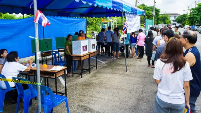 บรรยากาศที่คูหาเลือกตั้งในจังหวัดนนทบุรี เมื่อปี 2554