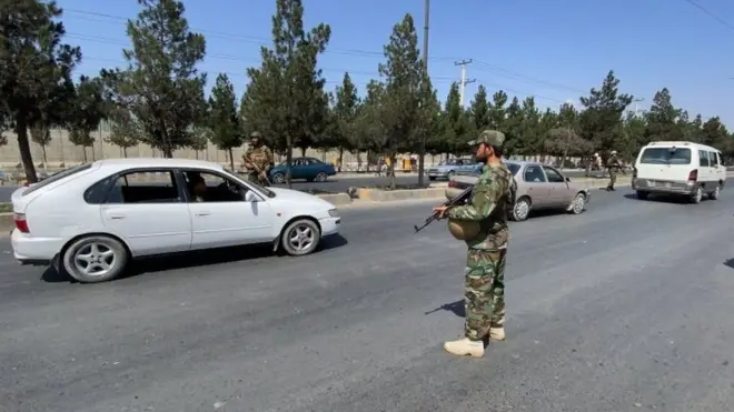 Taliban bị cáo buộc ngăn cản người dân rời khỏi Afghanistan trên các chuyến bay từ phi trường Mazar-i-Sharif