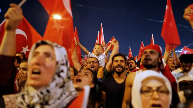 Binlerce kişi darbe girşimini protesto için İstanbul Taksim Meydanı'nda toplandı