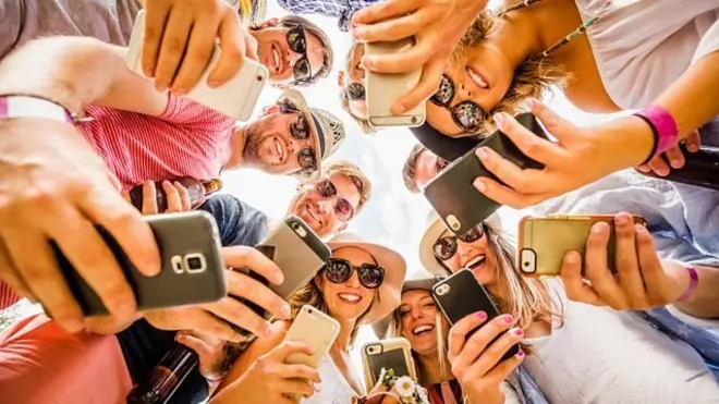 휴대폰을 보고 있는 사람들