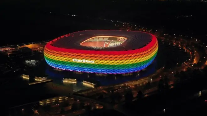 ملعب أليانز أرينا في ميونخ مضاء بألوان قوس قزح