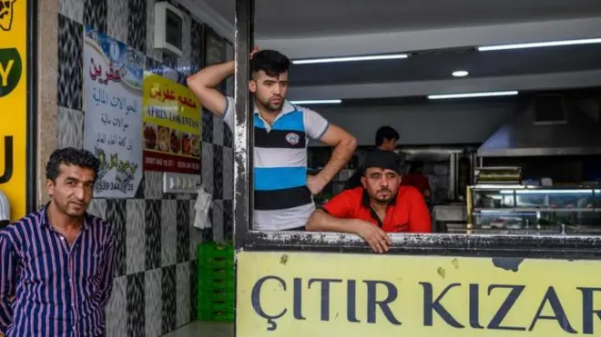 قررت السلطات التركية إعادة تنظيم تواجد اللاجئين السوريين في البلاد وإعادة "المخالفين للقانون" الى الأراضي السورية