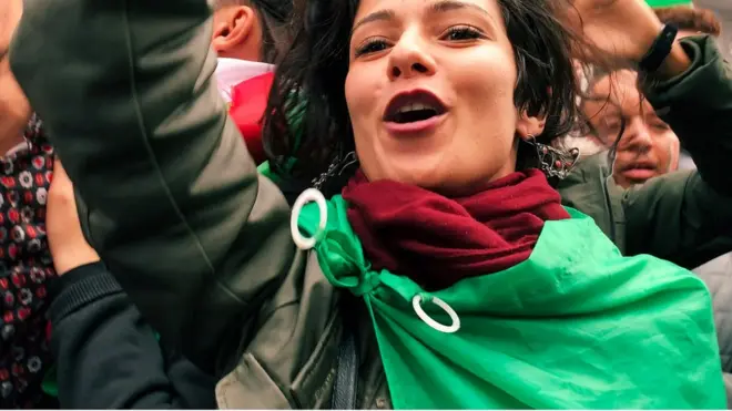 اختار الفيلم متابعة يوم من حياة الممثلة والناشطة الجزائرية نرجس عسلي