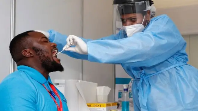 Un homme qui se fait tester au Covid