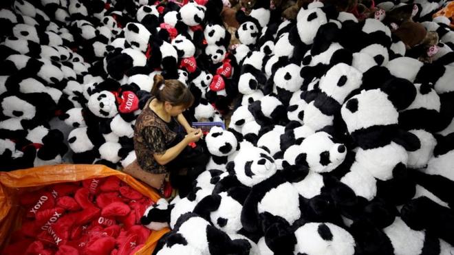 连云港一家工厂生产的毛绒玩具，将向全球各国发货。