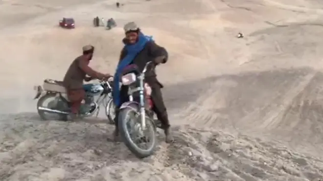 افغانستان کے ریتلے علاقوں میں یہ موٹر سائیکل سوار ریت کے پہاڑوں پر چڑھتے ہیں۔