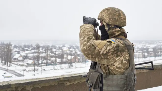 Український військовий оглядає околиці Авдіївки