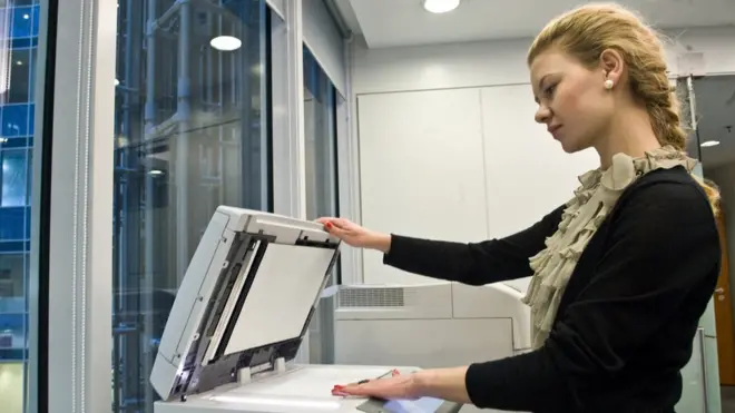 Сотрудница офиса в деловом центре "Москва-Сити"