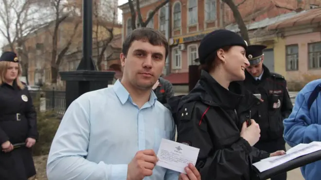 Бондаренко - участник протестных акций со стажем. После митинга 26 марта 2017 года его тоже вызывали в полицию