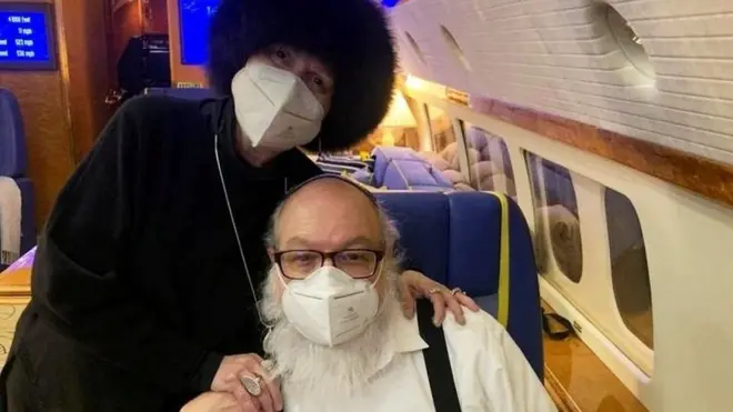 Jonathan Pollard dan istrinya, Esther, terbang ke Tel Aviv dari New Jersey, dengan menggunakan pesawat jet pribadi.