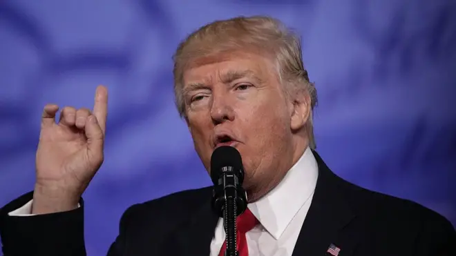 جمعے کو اپنے خطاب کے دوران ڈونلڈ ٹرمپ نے کہا 'ہم دیوار بنا رہے ہیں۔'