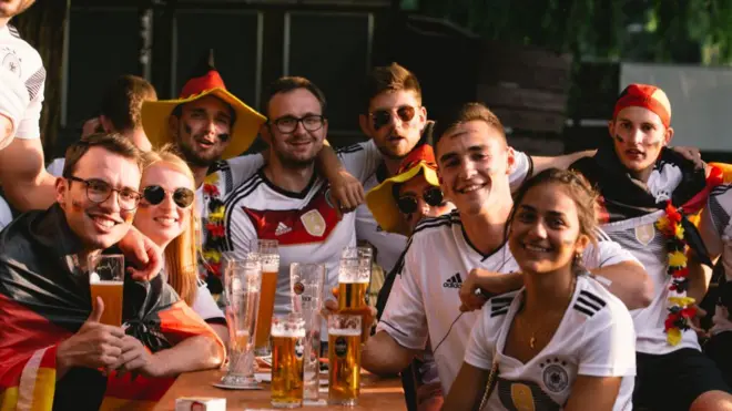Cổ động viên tại quán bia ở Cologne, Đức xem trận Pháp Đức.