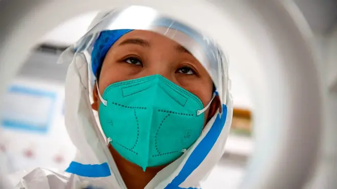 一名身穿防護服的中國醫務人員