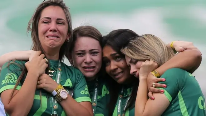 Entre lágrimas, las mujeres de los jugadores fallecidos del Chapecoense recibieron las medallas que acreditan a las víctimas del accidente como campeones póstumos de la Copa Sudaméricana.