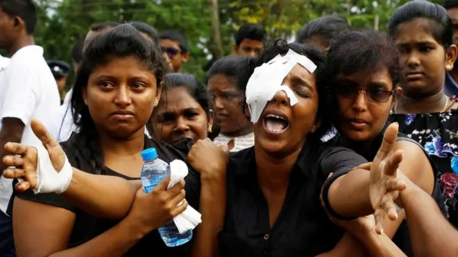 ဗုံးခွဲမှုအတွင်း သေဆုံးခဲ့တဲ့ ခင်ပွန်းသည်နဲ့ ကလေးနှစ်ဦးရဲ အသုဘမှာ ငိုကြွေးနေတဲ့ အမျိုးသမီး