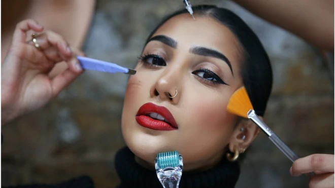 عورت، میک اپ