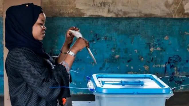 A voter casts a special vote ballot a day early, in line with to electoral dispensations, at a polling station in Zanzibar, on 27 October 2020.