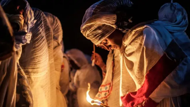 ጡዋፍ ኣብሪሃ ኣብ ጸሎት ትካፈል ዘላ ኣደ ቖልዓ