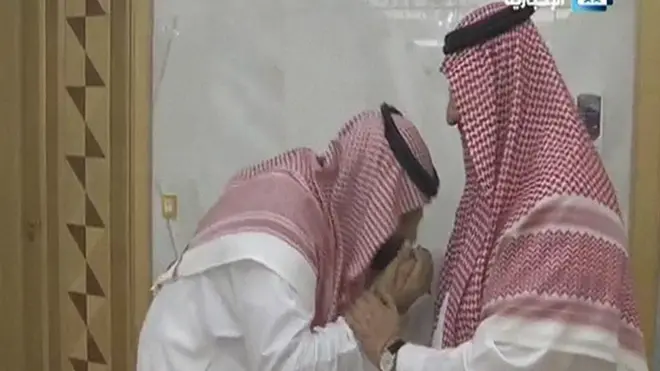 الأمير محمد بن نايف يبايع ولي العهد السعودي الجديد