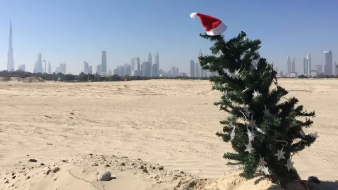 Елка на пляже