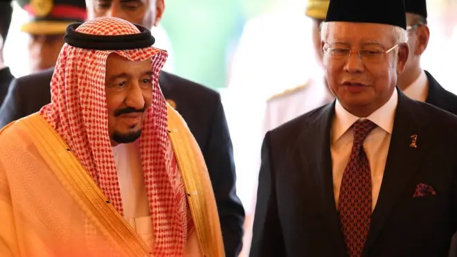 Raja Salman Abdulaziz saat bertemu Perdana Menteri Malaysia Najib Razak di Kuala Lumpur, Malaysia.