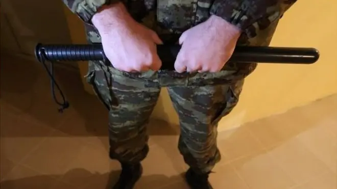 "Соттор дайыма камоо чарасын кабыл алып жатат. Дүйнөлүк стандарт боюнча күрөөгө чыгаруу, үй камагына алуу сыяктуу баш коргоо чарасынын башка түрлөрү да бар",- дейт Акыйкатчы Кубат Оторбаев.