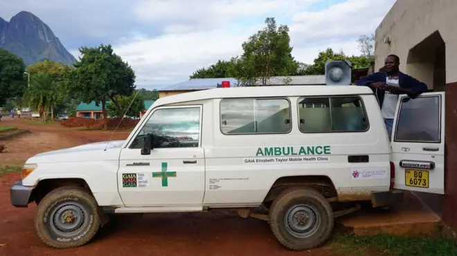 عيادة طبية متنقلة يديرها "التحالف العالمي بين الأديان لمكافحة الإيدز"