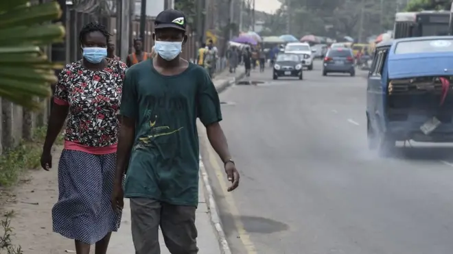 Pipo wear face mask dey waka for street