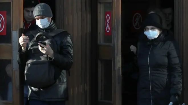 Люди в масках