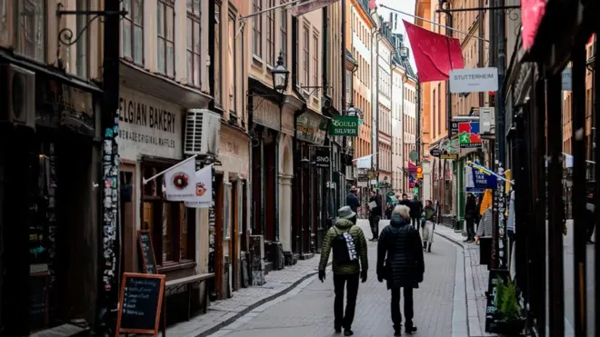 تُبقي السلطات السويدية المدارس والمطاعم والحانات مفتوحة، وتشجع المواطنين على الخروج من منازلهم لكي ينعموا بقدر من الهواء النقي