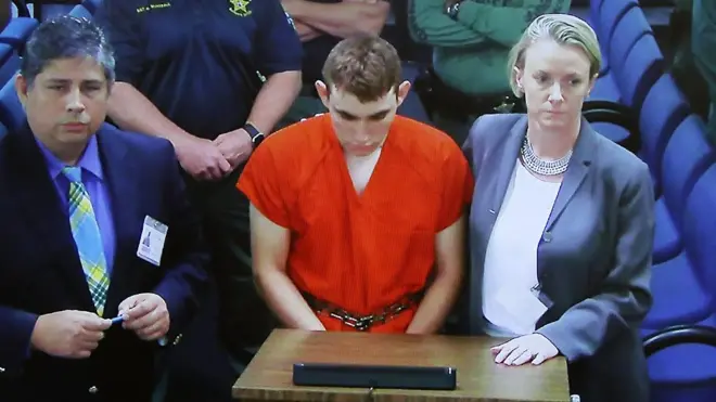 Nikolas Cruz enfrenta 17 cargos por asesinato premeditado. Este jueves se conocieron nuevos detalles sobre cómo escapó de la escuela secundaria en la que mató a 17 personas.