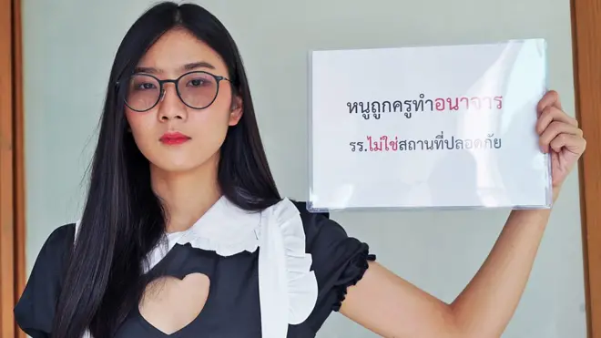 นลินรัตน์ถือป้ายเรียกร้องหยุดล่วงละเมิดทางเพศ