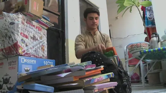 پاکستان میں مقیم افغان باشندوں کے قیام میں توسیع نہ کرنےکے حکومتی فیصلے سے ہزاروں افغان طلبہ کو پڑھائی ادھوری چھوڑ کر واپس جانا پڑ رہا ہے