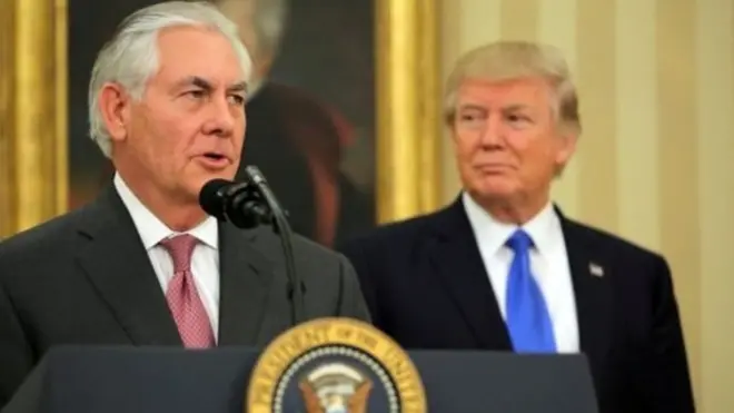 رکس تیلرسون و دونالد ترامپ در پشت او