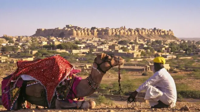 القلعة الأثرية التي تعيش فيها آلاف العائلات مجانا