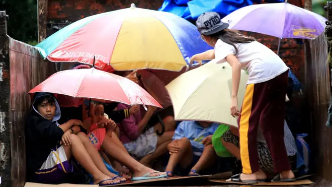 Діти у вантажівці, який евакуюють перед тайфуном