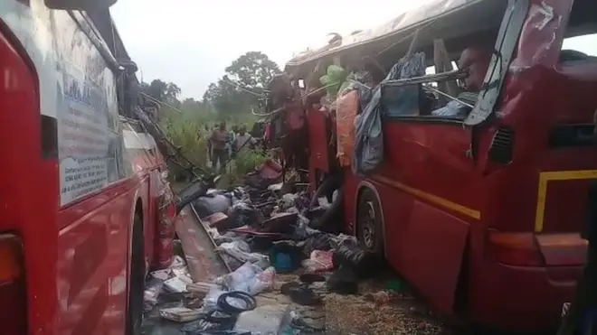 Workers for Ghana Police Service and Fire Service bin rush go where di accident bin happen to remove some of di deadi bodi dem.