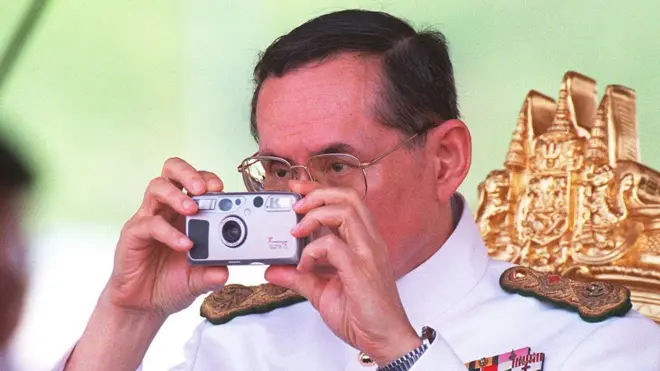 พระบาทสมเด็จพระปรมินทรมหาภูมิพลอดุลยเดช ทรงฉายพระรูปในพระราชพิธีจรดพระนังคัลแรกนาขวัญ เมื่อเดือนพฤษภาคม ปี 2551