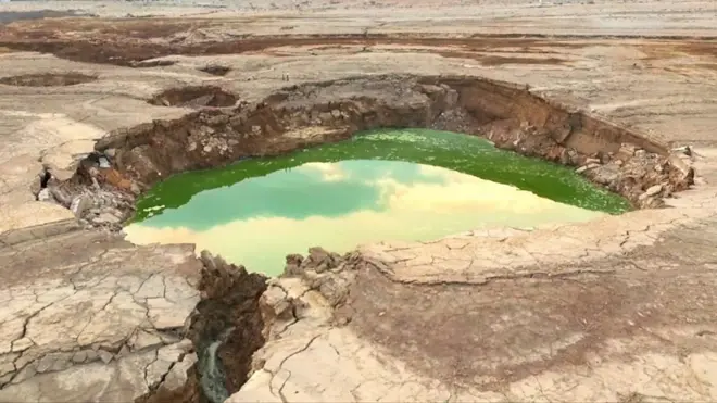 Un socavón en el Mar Muerto