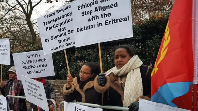 ኣብ ኣፍደገ ኤምባሲ ኢትዮጵያ ኣብ ዓዲ እንግሊዝ ሰለማዊ ሰልፊ ዝገበሩ ኤርትራውያን