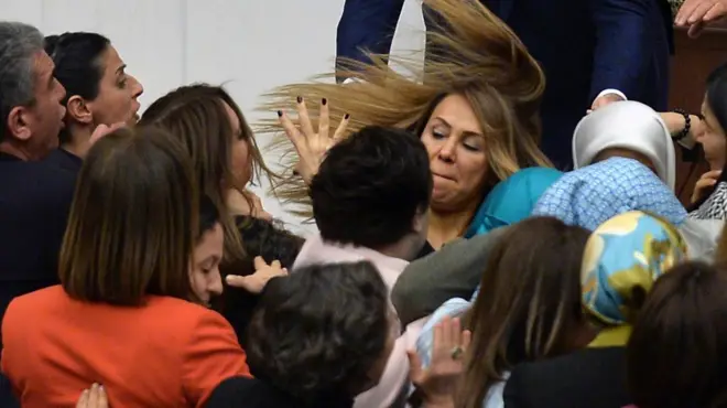 Kadın vekiller kavga