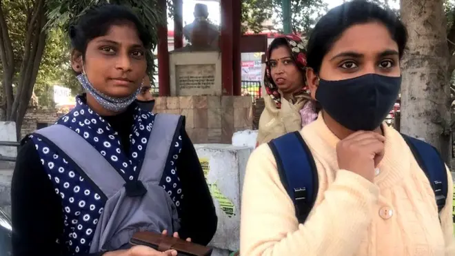 उन्नाव में बस का इंतेज़ार करती छात्राएं.