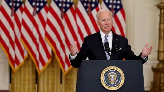 Le président américain Joe Biden fait des gestes alors qu'il s'exprime sur l'aggravation de la crise en Afghanistan depuis la salle Est de la Maison Blanche, le 16 août 2021 à Washington, DC