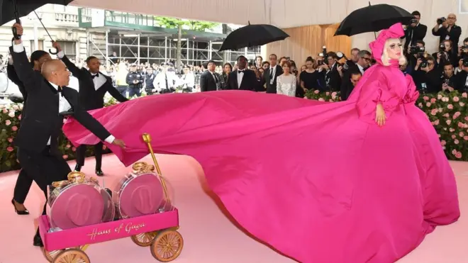 Співачка Леді Гага прибула в об'ємному рожевому наряді...