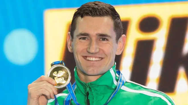 Cameron Van Der Burgh pose avec sa médaille d'or après avoir remporté la finale du 50m brasse masculin lors de la 6ème journée des 14èmes championnats du monde de natation en 2018