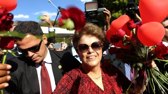 Поддержать Дилму Русеф в момент, когда она покидала свою столичную резиденцию, пришли ее однопартийцы - конгрессмены и бывшие министры.