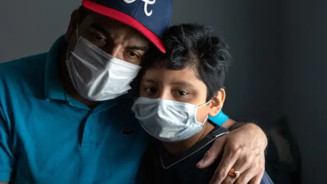 Un padre y su hijo. Ambos dieron positivo por covid-19